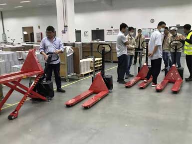電動高升程搬運車交付使用，感謝廠家羅總親自跟客戶講解操作方法！